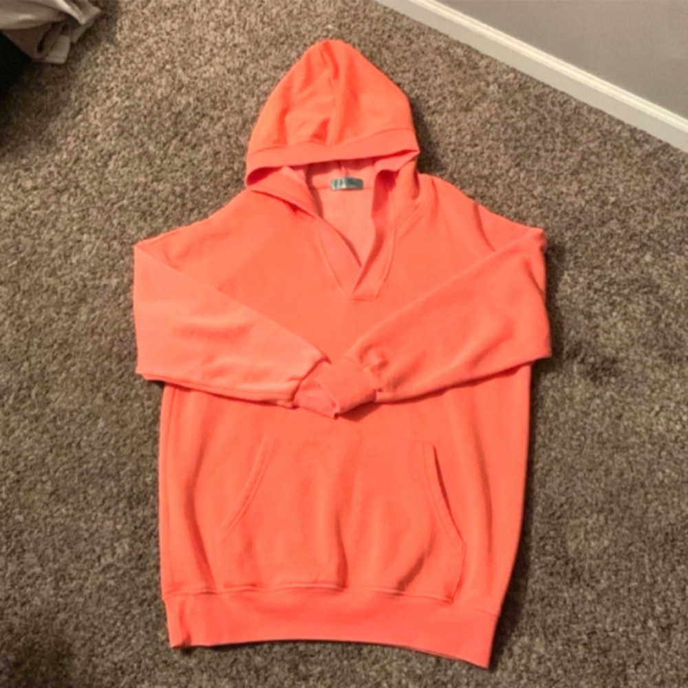 FILLY FLAIR Coral Vneck Hoodie. Size Small